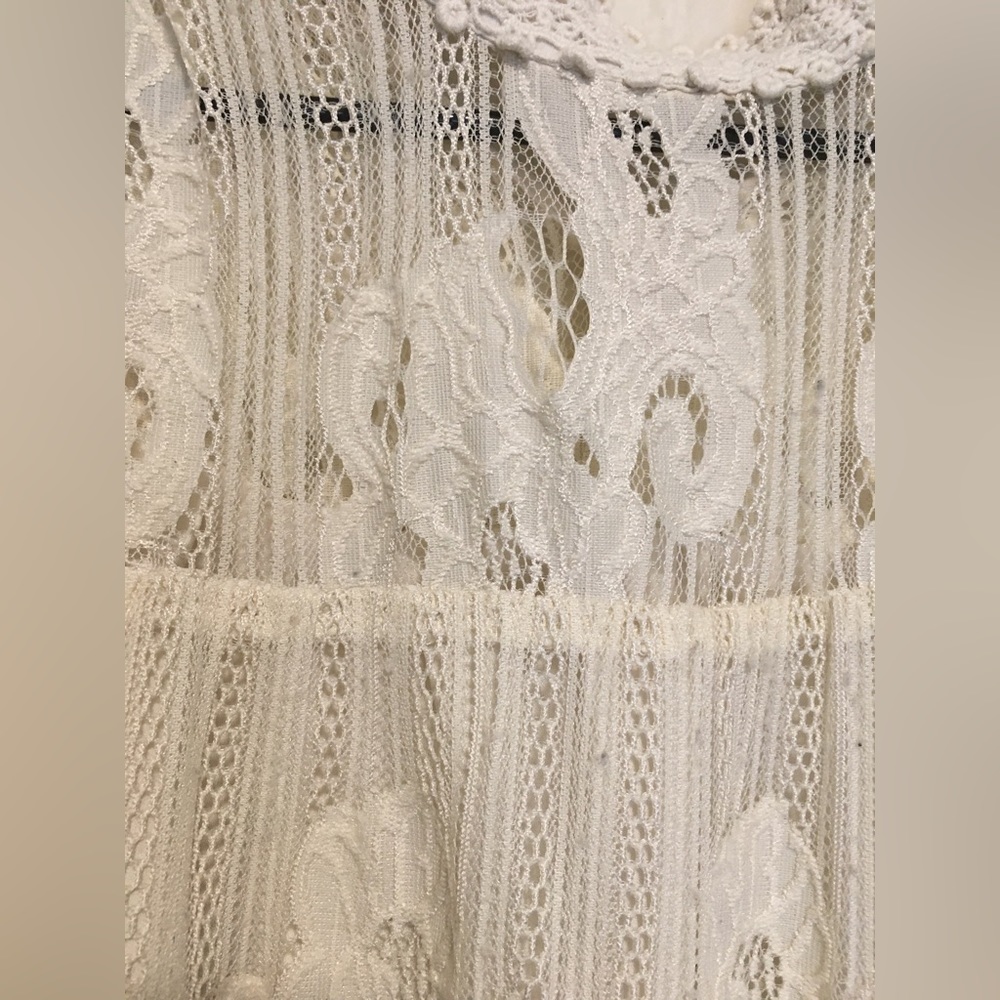 Delicate lace high neck sleeveless blouse - Picture 3 of 5